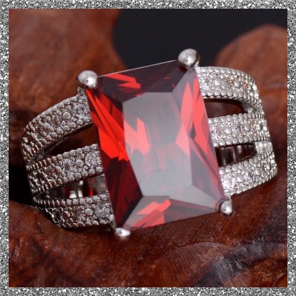 ❤️GORGEOUS STATEMENT RING❤️ - Picture 2 of 4